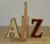 Buchstützen aus Holz mit Ton-Buchstaben